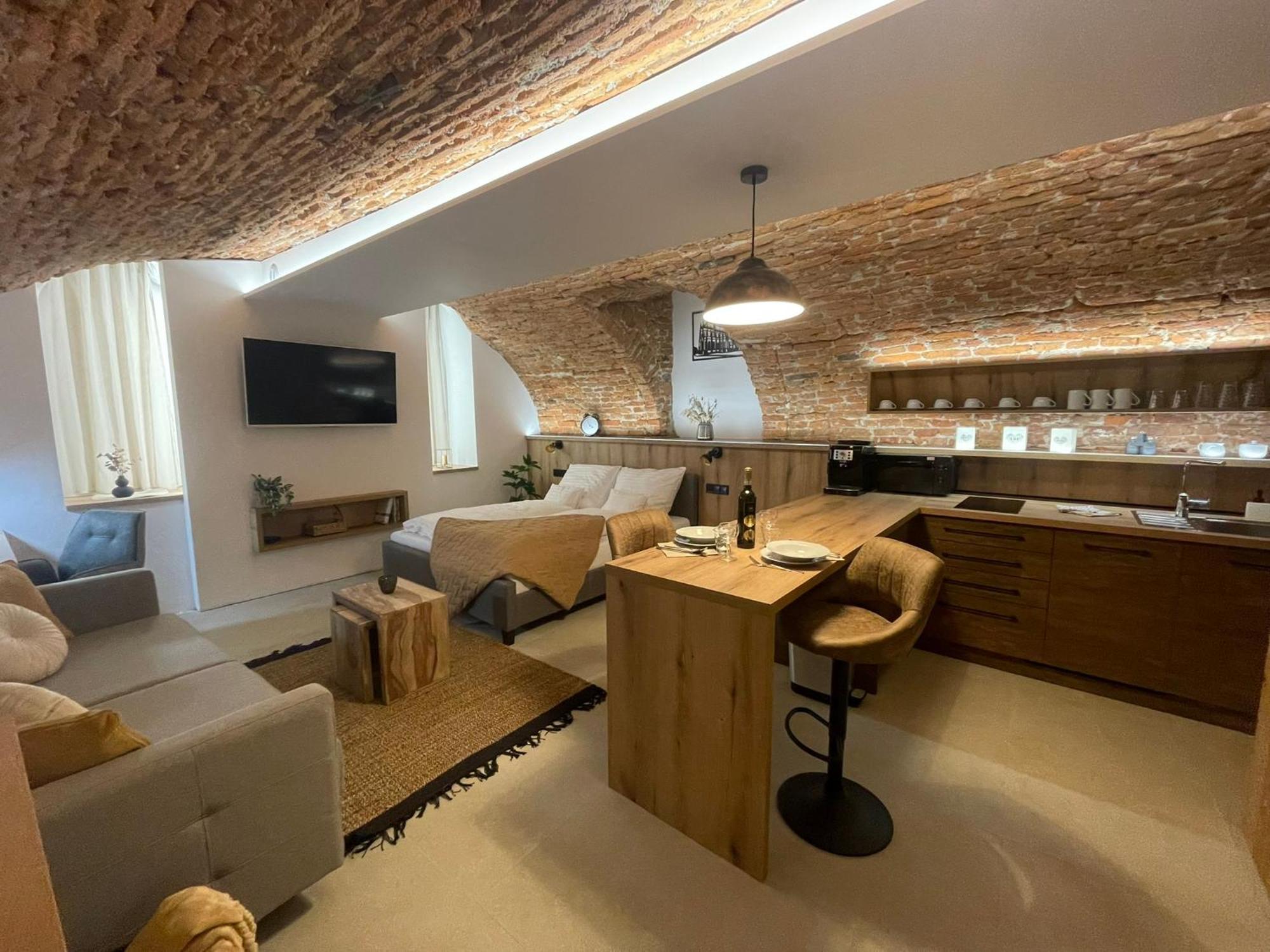 Understreet Studio With Private Parking Кошице Экстерьер фото