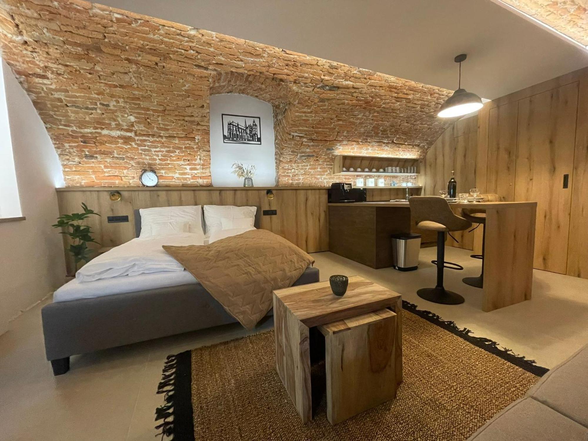 Understreet Studio With Private Parking Кошице Экстерьер фото